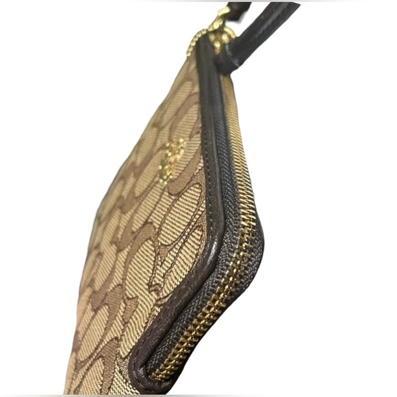 Coach Horse and Carriage corner zip wristlet with gift bag and bowđ„ - Picture 12 of 15